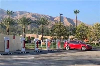 Mae Tesla wedi Cynnig Triciau Newydd I Godi Gordaliadau Yn ystod Oriau Prysur.