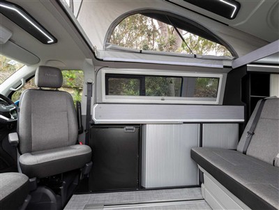 Dringo Mynydd A Gwersylla Traws Gwlad Nid yw Volkswagen T6 wedi'i Addasu Car ...