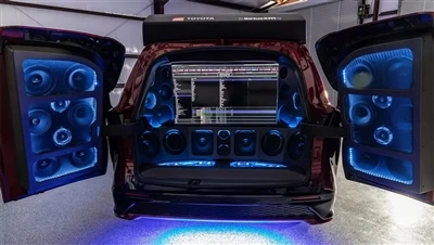 Mae'r Toyota Sienna Addasedig yn Troi'n Subwoofer Symudol